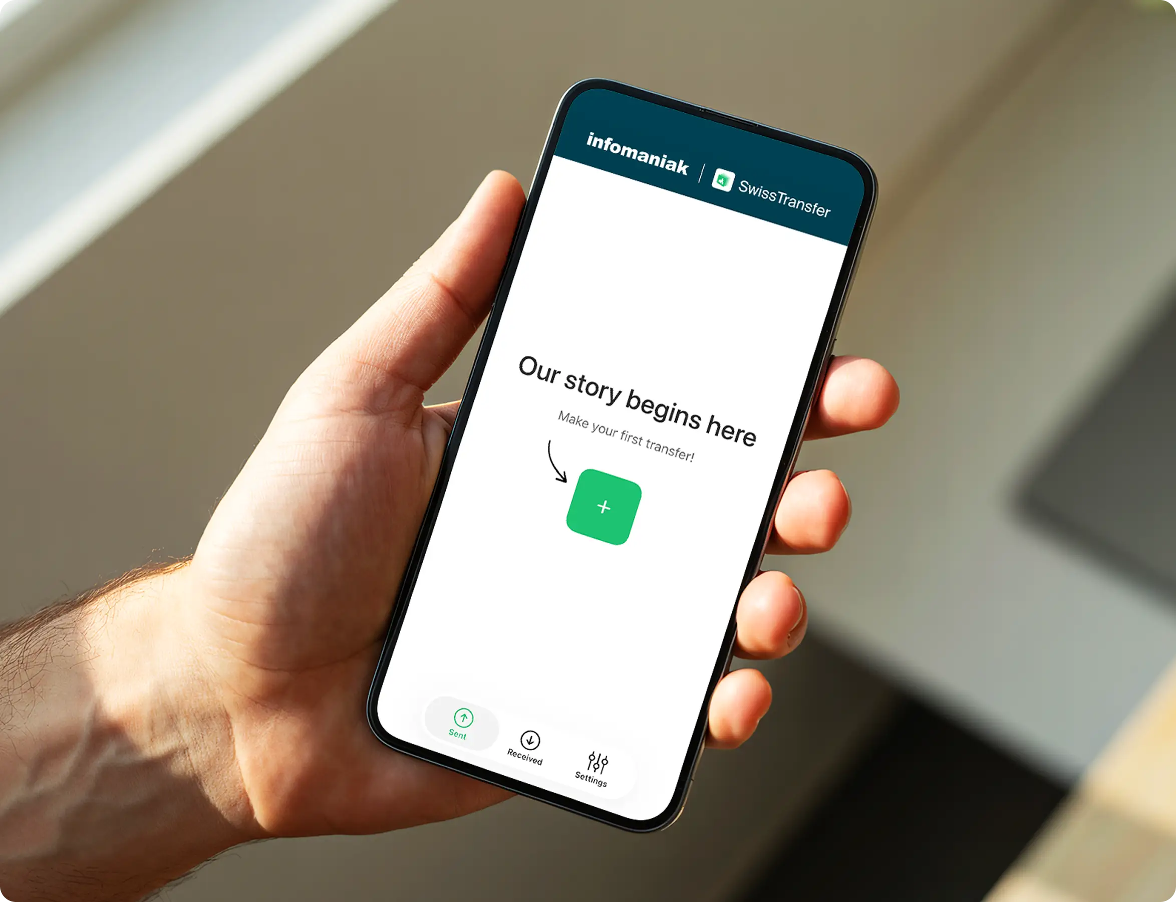 Une main tenant un téléphone montrant l'application SwissTransfer
