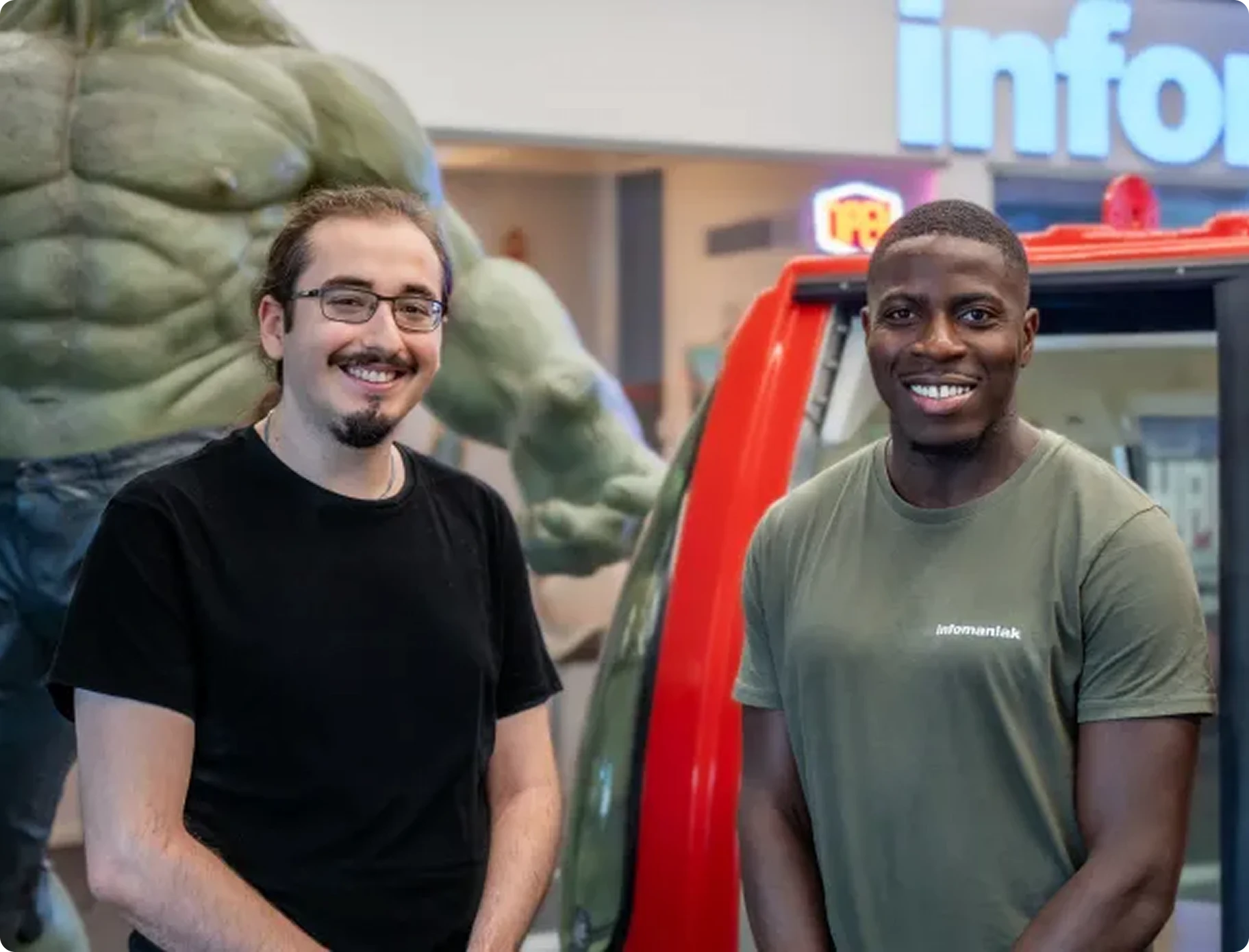 Deux employés du support sourient