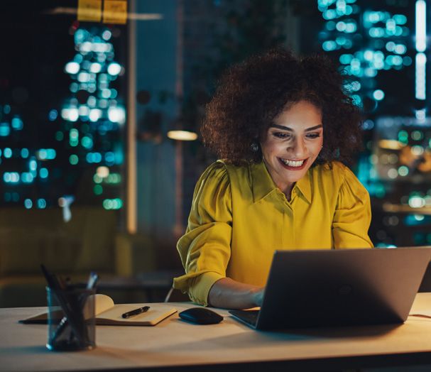 Abbildung einer Frau, die an einem Computer arbeitet