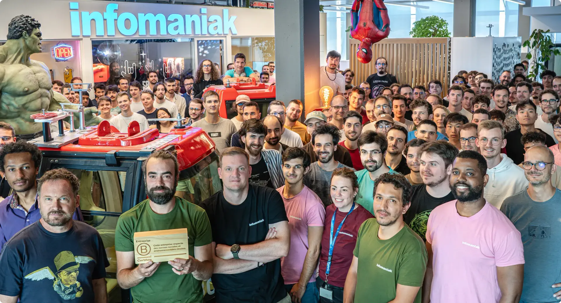 Group photo with all Infomaniak employees holding Bcorp certification