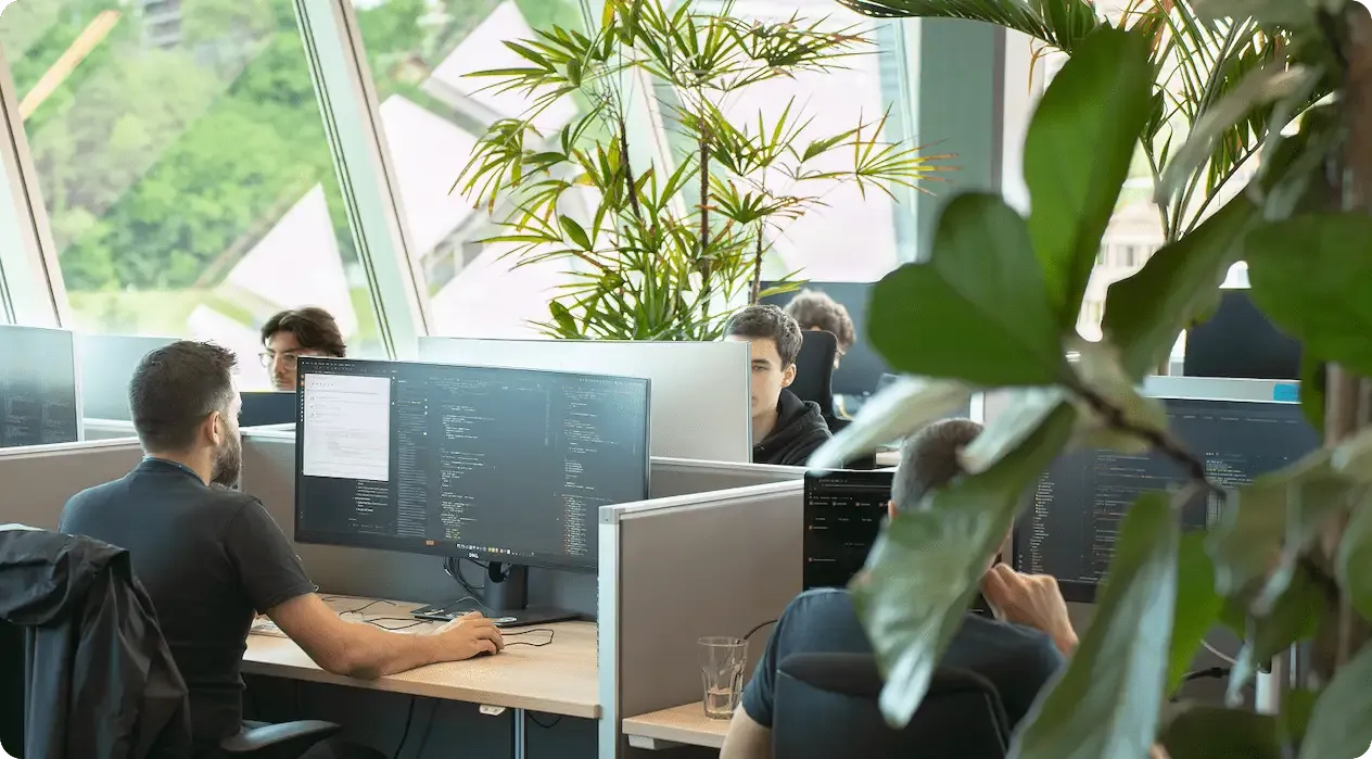 Foto unserer Mitarbeitenden bei der Arbeit