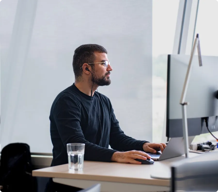 Image d'un homme travaillant à son bureau